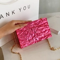 Roze metallic crossbodytas met plooieffect, gouden ketting en een luxe afwerking - Roze