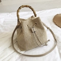 Stroh-Eimertasche mit Bambusgriffen und Kordelzugverschluss in natürlichem Beige - Khaki