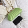 Grasgrüne Plissee-Clutch mit goldenem Ringgriff und Kettenriemen für den Abend - Grün
