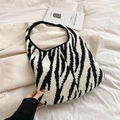 Schicke Strick-Tasche mit schwarz-weißem Zebramuster und gebogenem Griff-Design - Weiß