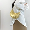Glänzende goldene Halbmond-Schultertasche mit Metallic-Finish und schicker Kette - Gold