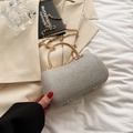 Elegante pochette da sera con paillettes argento, manico dorato e tracolla a catena - Argento