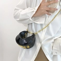 Glänzende schwarze Halbmond-Umhängetasche mit goldenem YES-Metalllogo und Kette - Schwarz