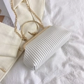 Weiße gefaltete Clutch-Tasche mit goldener Kette und Rundgriff auf weißem Blazer - Weiß