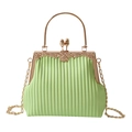 Elegante hellgrüne Plissee-Handtasche mit goldfarbenem Blumenrahmen und Retro-Verschluss - Grün