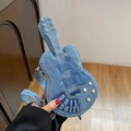 Gitarrenförmige blaue Denim-Umhängetasche mit silbernen Nieten und Stickereien - Blau