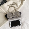 Elegante schwarze Abendtasche mit silbernem Strass-Schmetterling und Metallgriff - Schwarz