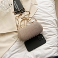 Clutch da sera glitter oro champagne con manico in metallo e catena vicino a telefono - Oro