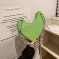 Borsa a tracolla a forma di cuore verde avocado con catena in metallo argentato - Verde