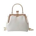 Weiße Plissee-Retro-Handtasche mit goldnem Ringgriff und floralem Verschlussdetail - Weiß