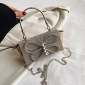 Elegante goldene Abendtasche mit funkelnden Strasssteinen und Kristallschmetterling - Gold