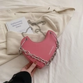 Sac à bandoulière rose en forme de cœur avec une grosse chaîne en métal argenté décorative - Rose