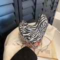 Sac à main en forme de cœur à motif zébré avec chaîne argentée et bandoulière chic - Imprimé zèbre