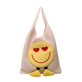 Beige geflochtene Beuteltasche mit Herz-Augen-Smiley und kleinen 3D-Füßen - Gelb