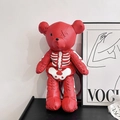 Sac à dos ours en peluche rouge gothique avec imprimé squelette et coutures noires - Rouge