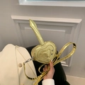 Mini-Herz-Umhängetasche aus glänzendem Gold-Metallic-Kunstleder mit Y2K-Nieten - Gold