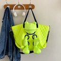 Borsa tote trapuntata verde neon con bambola rana 3D e tracolla nera sportiva - Verde Fluorescente