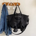 Grande borsa tote trapuntata nera con ciondolo a bambola per spalla e tracolla - Nero