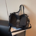 Borsa a tracolla in tela nera con fibbia argentata e tasche laterali con zip - Nero
