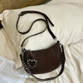 Dunkelbraune Halbmond-Tasche mit Nieten-Schultergurt und funkelndem Herz-Anhänger - Kaffeebraun