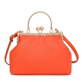 Orangefarbene Abendtasche mit Webstruktur, goldenem Metallrahmen und Perlenverschluss - Orange