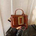 Borsa a mano retrò in pelle verniciata marrone con grande fibbia dorata in stile urbano - Marrone