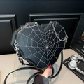 Gotische herzförmige Umhängetasche mit Spinnennetz-Stickerei und Silberkreuz-Anhänger - Schwarz