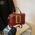 Borsa a mano quadrata rosso scuro in pelle lucida con fibbia dorata - Borgogna