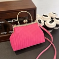 Borsa a mano intrecciata rosso rosa con manico in metallo dorato e chiusura a perla - 23*8*17 / Rosso Rosa