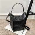 Mattschwarze geometrische Bucket Bag mit Griff und verstellbarem Schultergurt - Schwarz