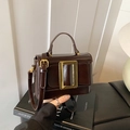 Petit sac carré marron foncé brillant avec boucle dorée, style vintage chic - Marron