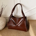 Bolso tote de cuero brillante marrón oscuro con diseño geométrico plegado y correas - Estilo de Plegado Geométrico Retro (627639) / Café