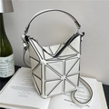 Weiße geometrische Patchwork-Eimertasche mit Origami-Design und schwarzen Details - Weiß