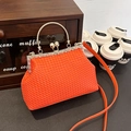 Borsa intrecciata arancione con manico in metallo, strass e chiusura a perla - 23*8*17 / Arancione