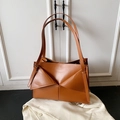 Bolso tote francés marrón caramelo de cuero mate con pliegue geométrico y asas largas - Estilo de Plegado Geométrico Caramelo (627639) / Marrón
