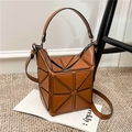 Braune geometrische Patchwork Eimertasche aus Kunstleder mit Tragegriff und Schultergurt - Braun