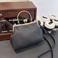 Elegante pochette intrecciata nera con chiusura di perle e manico ad anello dorato - 23*8*17 / Nero