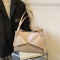 Bolso tote beige minimalista con solapa geométrica y correa ajustable para el trabajo - Estilo de Solapa Geométrica Beige (627639) / Caqui