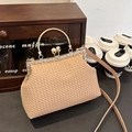Elegante pochette intrecciata beige con chiusura di cristalli e perle per serate - 23*8*17 / Oro