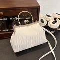 Elegant white woven vintage clasp bag with pearl closure and golden ring handle - 23*8*17 / White