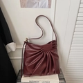 Elegante bordeauxrode geplooide emmertas met metalen gesp en slanke schouderriem - Rood