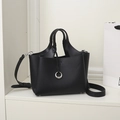 Dettaglio borsa tote in pelle nera con ciondolo ad anello e tracolla staccabile - Nero