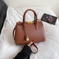 Sac à main trapèze élégant en cuir marron avec détails dorés et pendentif cadenas - Marron