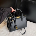 Sac docteur classique en cuir noir mat avec ferrures dorées et bandoulière - Noir