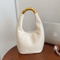 Borsa a secchiello hobo beige minimalista con elegante manico in metallo dorato - Bianco