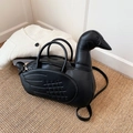Sac à main fantaisie en forme de cygne, cuir noir mat avec ailes surpiquées et sangle - Noir