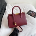 Sac à main minimaliste bordeaux avec ferrures dorées et poignée pour femme - Rouge