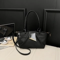 Bolso de mano moderno negro en cuero plisado con elegantes detalles de metal dorado - Negro