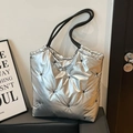 Detail der silbernen Metallic-Tasche mit schwarzen Sternstickereien und Steppmuster - Silber