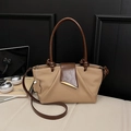 Bolso plisado marrón y caqui de cuero granulado con hebilla de metal en media luna - Caqui